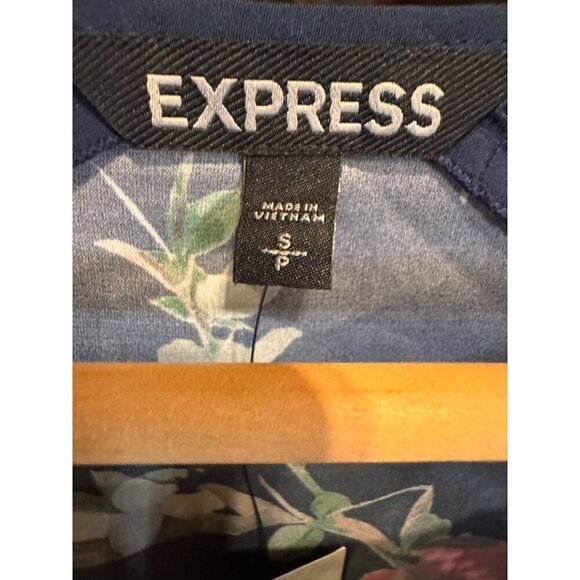 Express Womens Navy Multicolor Floral Blouse Size Small NWT - Picture 2 of 9